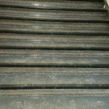 Treppenstufen vor der Reinigung Treppenstufen vor der Reinigung